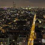 Vue de la Tour Montparnasse de nuit depuis les toits du quartier Beaugrenelle à Paris