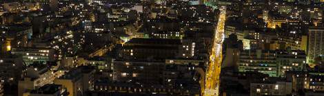 ...Le quatier Montparnasse et sa tour vue de nuit depuis le toit de la tour Paris Côté Seine dans le quartier Beaugrenelle....