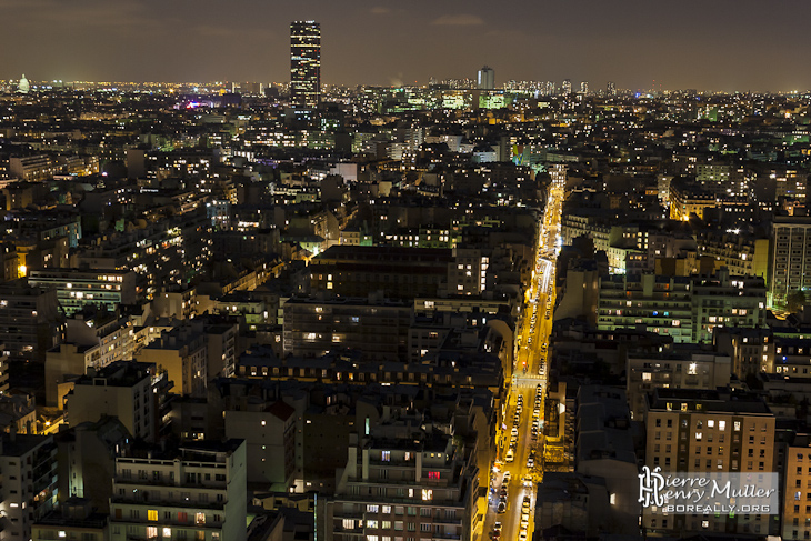 Vue de la Tour Montparnasse de nuit depuis les toits du quartier Beaugrenelle à Paris