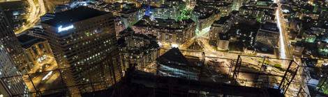 ...Vue sur les communes de Courbevoie, Nanterre et Colombes depuis les toits de la Tour T1 à la Défense de nuit....