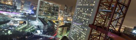 ...Vue depuis un toit de la Grande Arche de la Défense en HDR de nuit....