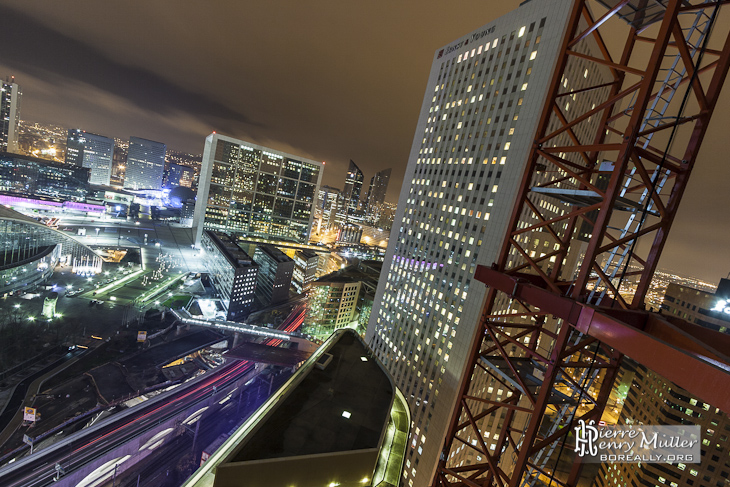 Grande Arche de la Défense en HDR de nuit depuis les toits