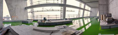 ...Panoramique d’un terrasse technique du toit de la Tour T1 GDF Suez en cours de test d’étanchéité avec un liquide fluorescent vert....