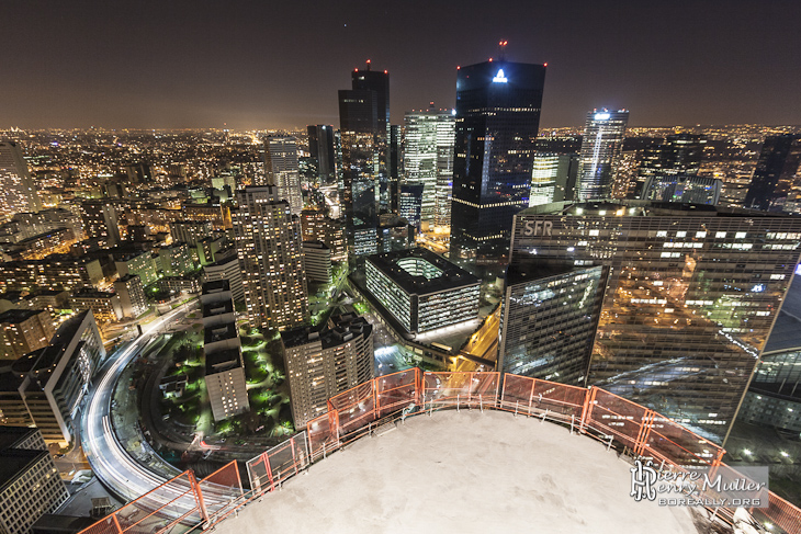 Quartier de la Défense en HDR de nuit depuis les toits de la Tour T1