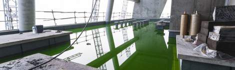 ...Les terrasses supérieures des tours sont testées pour leur étanchéité, pour cela un liquide fluorescent est déversé en quantité, il doit pas y avoir de trace sur les niveaux inférieurs pour que le test soit réussi....
