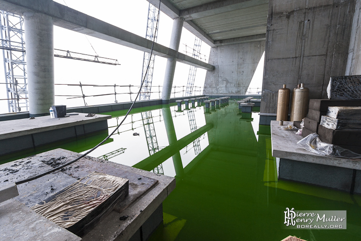 Test d'étanchéité des terrasses de la Tour T1 avec du liquide fluorescent