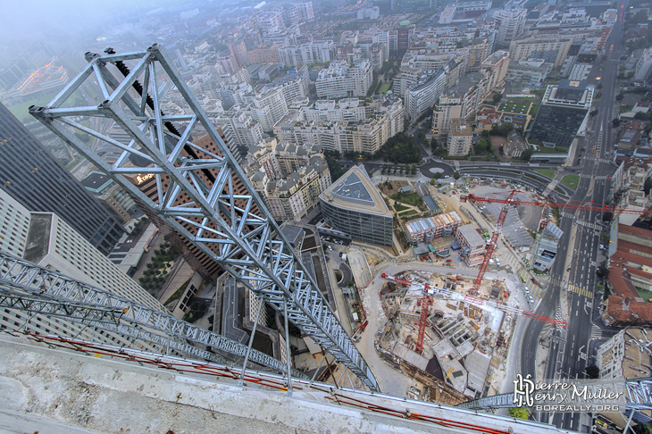 Vue plongeante sur la structure de la Tour T1 en construction