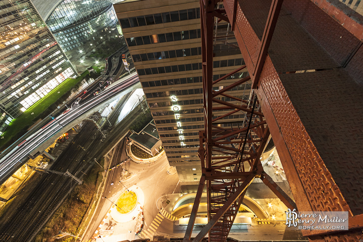 Vue dans le vide depuis le palier de la grue de la Tour T1