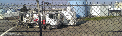 ...Camion régulateur de kérosène pour avion. Ce n’est pas un camion pompe mais un camion régularisant la pression administrée dans les réservoirs de l’avion et servant au comptage pour la facturation....