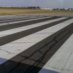 Seuil de piste 24 à Orly 2x6 bandes blanches