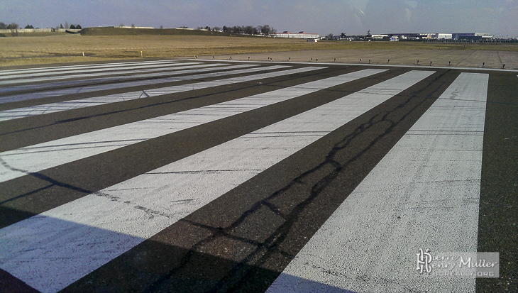 Seuil de piste 24 à Orly 2x6 bandes blanches
