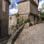 Croisement de ruelles à fort dénivelé dans la bastide de Cordes sur Ciel