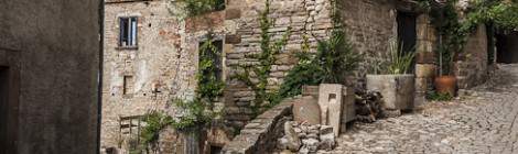 ...Croisement de ruelles à fort dénivelé dans la bastide de Cordes sur Ciel...