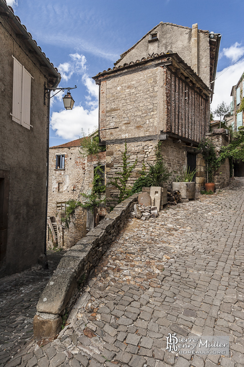 Croisement de ruelles à fort dénivelé dans la bastide de Cordes sur Ciel