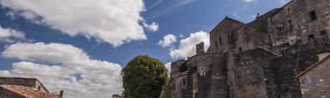 ...Fortifications du village de Cordes Sur Ciel depuis les toits du bas du village...