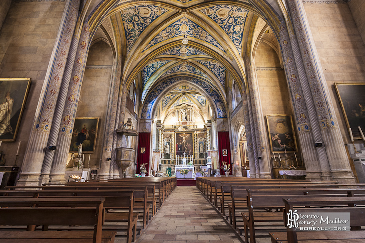 Intérieur de l'église Saint-Michel à Cordes sur Ciel en vue paysage en HDR