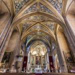Intérieur de l'église Saint-Michel à Cordes sur Ciel en vue portrait en HDR