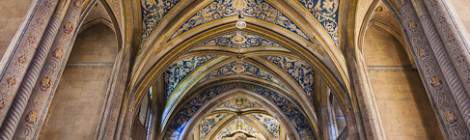 ...Intérieur de l’église Saint-Michel à Cordes sur Ciel en vue portrait en HDR...