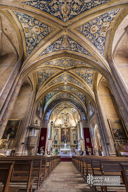 Intérieur de l'église Saint-Michel à Cordes sur Ciel en vue portrait en HDR