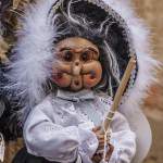 Marionnette de vieille dame avec un bâton chez un commerçant de Cordes sur Ciel
