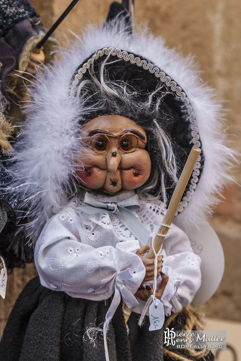 Marionnette de vieille dame avec un bâton chez un commerçant de Cordes sur Ciel