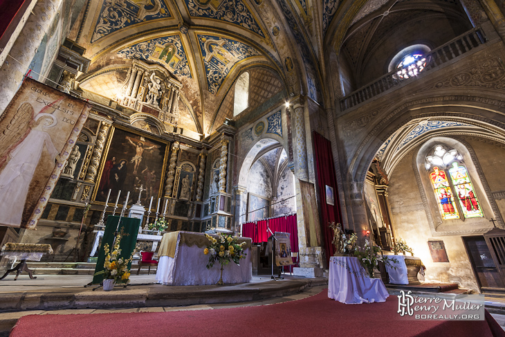 Nef de l'église Saint-Michel de la cité médiévale de Cordes sur Ciel