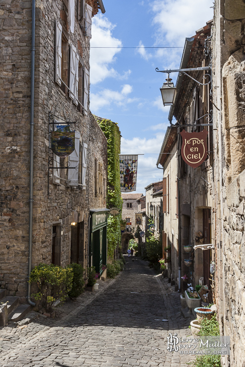 Ruelle de la cité médiévale de Cordes sur Ciel