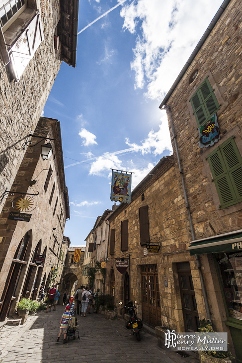 Ruelle commerçante de la bastide de Cordes sur Ciel