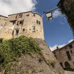 Ruelle à fort dénivelé dans la bastide médiévale de Cordes sur Ciel