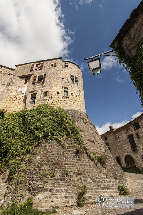 Ruelle à fort dénivelé dans la bastide médiévale de Cordes sur Ciel