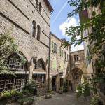 Ruelle et porte d'entrée de la cité médiévale de Cordes sur Ciel