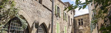 ...Ruelle et porte d&rsquo;entr&eacute;e de la cit&eacute; m&eacute;di&eacute;vale de Cordes sur Ciel...