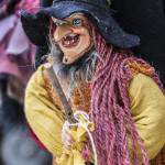 Sorcière marionnette dans une boutique de souvenirs