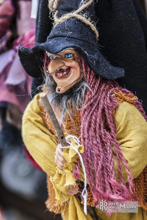 Sorcière marionnette dans une boutique de souvenirs