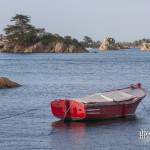 Barque rouge au mouillage à l'Ile de Bréhat