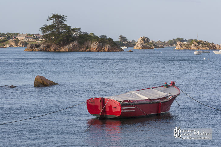 Barque rouge au mouillage à l'Ile de Bréhat