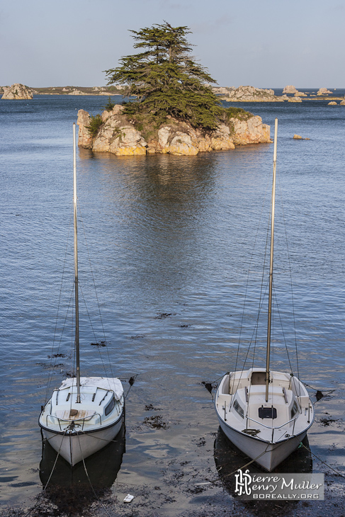 Bateaux et ilot en symétrie à l'Ile de Bréhat