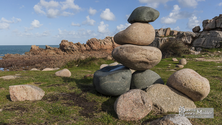 Cairn sur le chemin GR34 menant au phare du Paon sur l'Ile de Bréhat