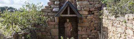 ...Sur l’Ile de Bréhat se trouve les ruines d’une petite chapelle nommé Saint-Rion ou Saint-Riom. A l’intérieur se trouve encore la statue du moine Saint Rion du VIIème siècle, le bénitier et le baptistère d’origine....