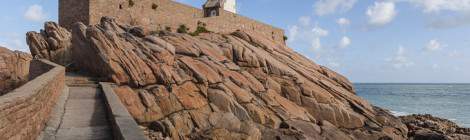 ...Accès par l’Est sur le chemin du phare du Paon sur l’Ile de Bréhat perché sur son rocher de granite rose....