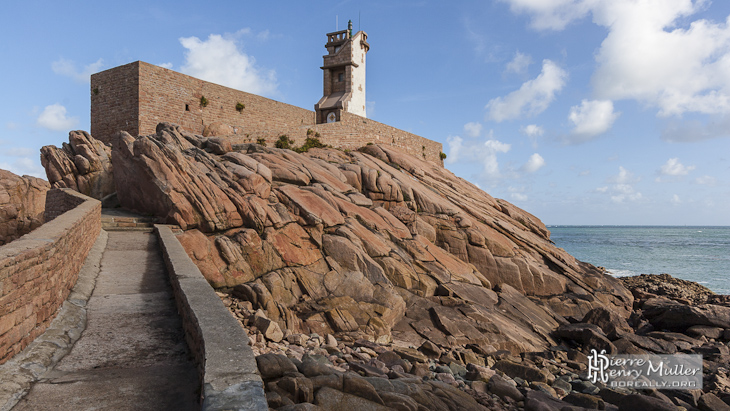 Chemin d'accès au rocher du phare du Paon sur l'Ile de Bréhat