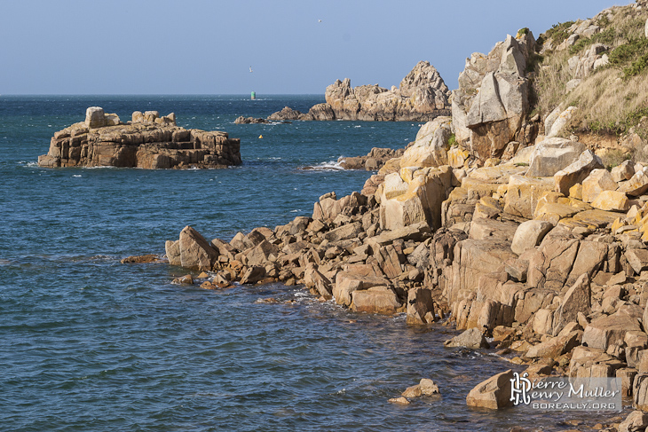 Côte bretonne à l'Ile de Bréhat entre mer et rochers