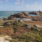 Côte du Nord de l'Ile de Bréhat et vue sur le phare du Paon