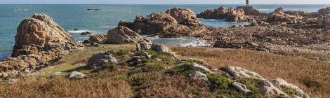 ...Paysage du nord de l’Ile de Bréhat, la côte sauvage, le phare du Paon....