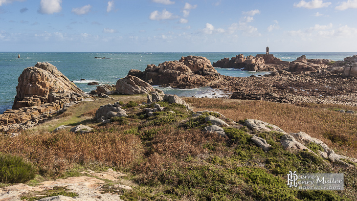 Côte du Nord de l'Ile de Bréhat et vue sur le phare du Paon