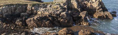 ...Côte rocheuse taillée par la mer en Bretagne sur l’Ile de Bréhat....