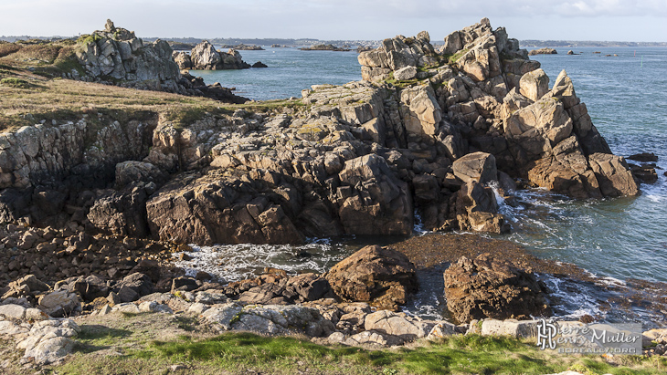 Côte rocheuse bretonne sculptée par la mer sur l'Ile de Bréhat