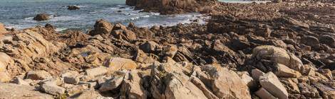 ...En direction du Nord de l’Ile de Bréhat la côte sauvage à l’Ouest offre des paysages marins très découpés et riches en couleur grâce au granite rose et le bleu de la mer et du ciel....