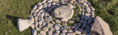 ...Des promeneurs ont disposé des galets de façon artistique sur les abords de la côte sauvage....