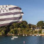 Le Gwenn ha Du, drapeau breton, battu par le vent sur l'Ile de Bréhat